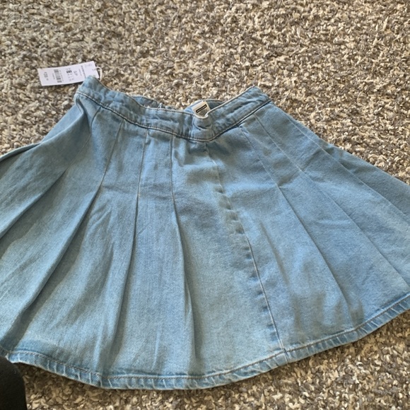 Selling brand new pleaded skirt, size small - Picture 3 of 4